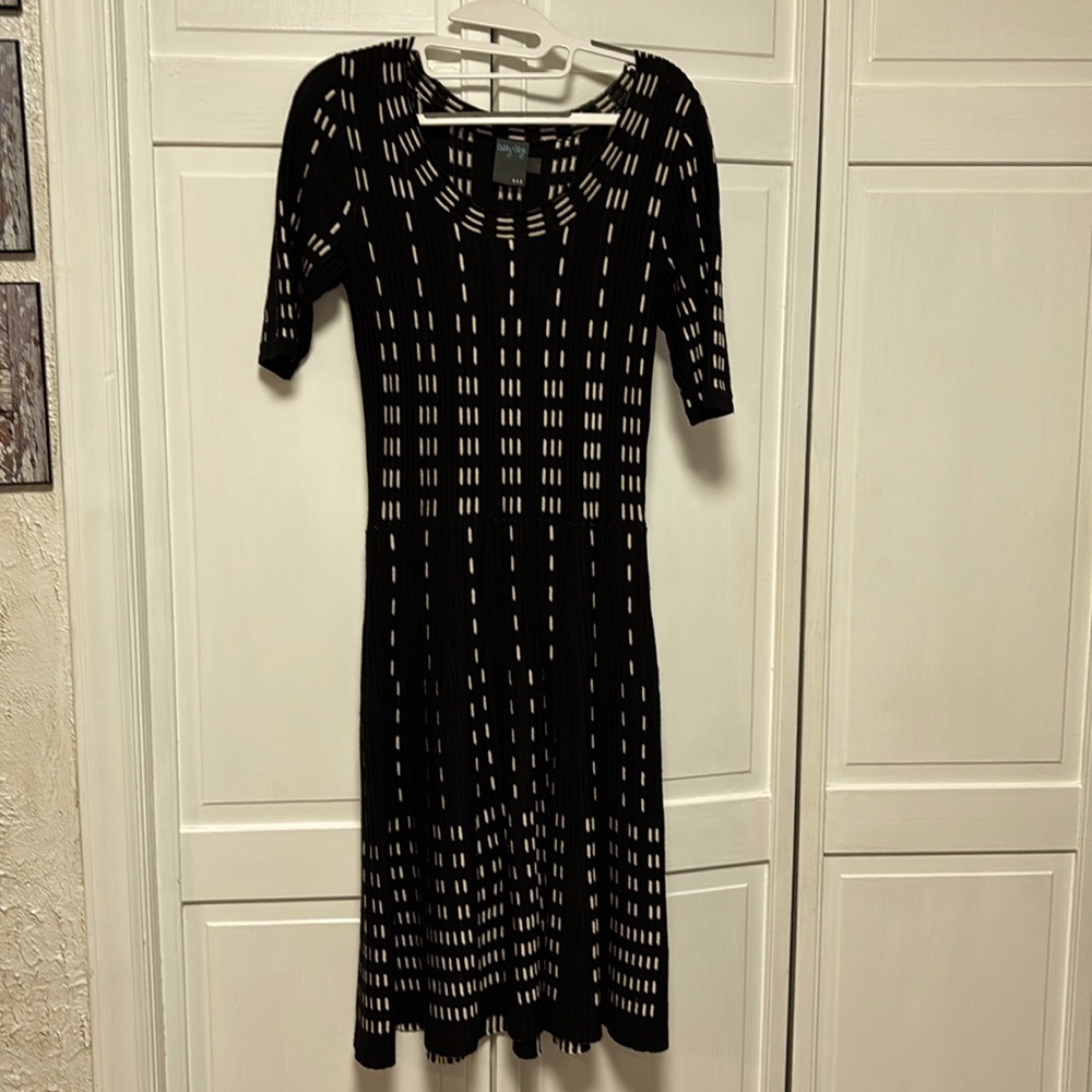 Gabby Skye size small, black and cream flare, stretchy dress. Cute!